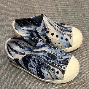 Blue tie dye Natives, size 6